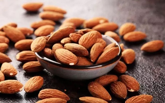 اللوز يحمي من ميكروبات في الأمعاء